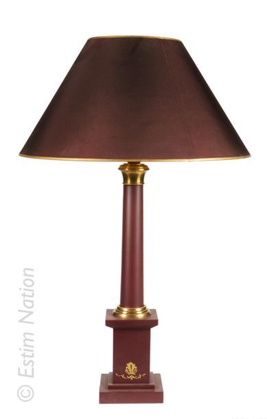LAMPE STYLE EMPIRE Lampe électrique en métal laqué pourpre à décor peint or, bagues...