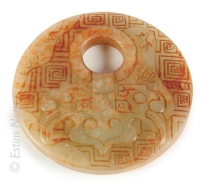 CHINE Disque Bi en néphrite à décor sculpté et d'inscriptions.
Diamètre : 7.5 cm