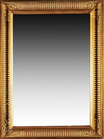 MIROIR Miroir rectangulaire en bois et stuc doré style Louis XVI. 
Dimensions : 72...