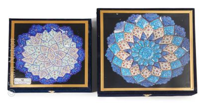 IRAN Deux plats en métal peint à riche décor polychrome en relief. Chacun présenté...