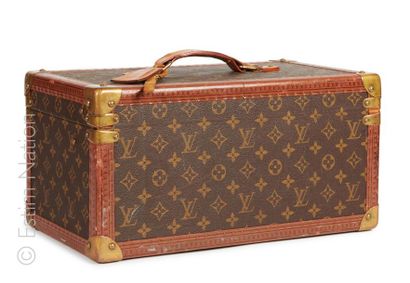 LOUIS VUITTON vintage IMPORTANT VANITY avec son miroir en toile Monogram et vuittonite...