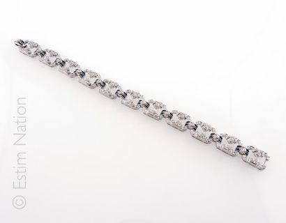 Bracelet diamants Bracelet en or gris 18K (750/°°) à motifs rectangulaires ajourés...