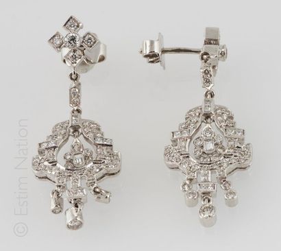PENDANTS D'OREILLES DIAMANTS Paire de pendants d'oreilles en or gris 18K (750/°°)...