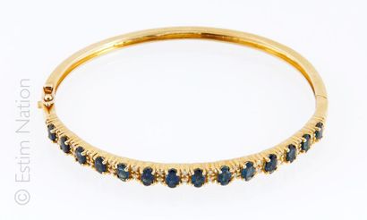 BRACELET VERMEIL SAPHIRS DIAMANTS Bracelet jonc en argent doré 925/°° rehaussé de...