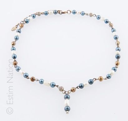 DEMIE PARURE Demie parure comprenant un collier en métal composé de perles blanches...