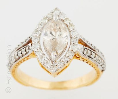 BAGUE OR DIAMANTS Bague marquise en or deux tons 14K (585/°°) centrée d'un diamant...