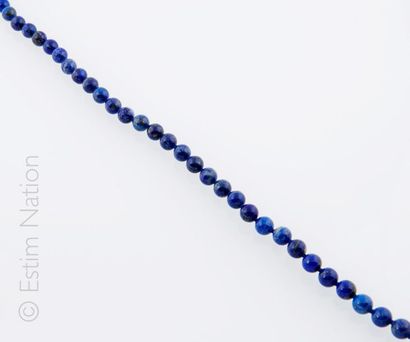 COLLIER LAPIS LAZULI Fin collier ras du cou composé de perles de lapis lazuli. Attache...
