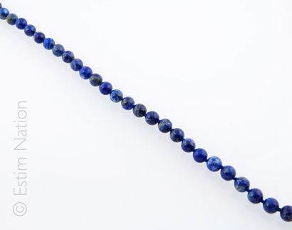 COLLIER LAPIS LAZULI Collier ras du cou composé de perles de lapis lazuli. Attache...