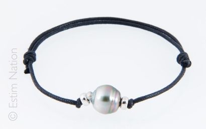 BRACELET PERLE DE TAHITI Bracelet en coton centré d'une perle de Tahiti épaulée de...
