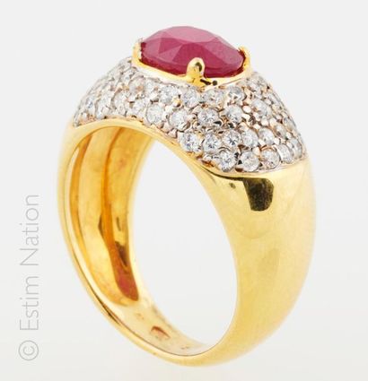 BAGUE ARGENT RUBIS ZIRCONS Bague en argent doré 925/°° centrée d'une racine de rubis...