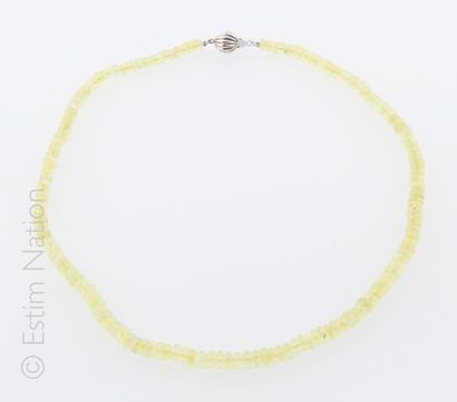 COLLIER PREHNITE Collier composé de perles de préhnite jaune citron facettée. Fermoir...