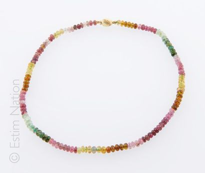 COLLIER TOURMALINES Collier tour de cou composé de perles de tourmalines multicolores....
