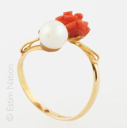 BAGUE OR CORAIL Bague toi et moi en or jaune 18K (750°/00) ornée d'un cabochon de...