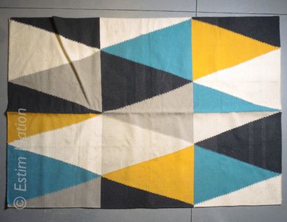 TAPIS KILIM Kilim carpet with coloured triangular patterns. Modern work

Dimensions:...