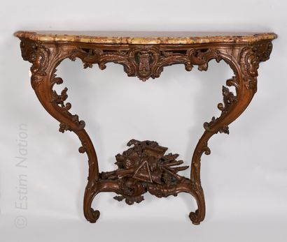 MOBILIER ANCIEN 
Moulded and richly carved natural wood console. A belt decoration...