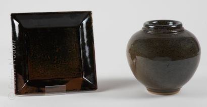 JAPON - VASE JAPON



Vase boule en grès à décor émaillé nuancé terre et bleu nuit.

Signé...