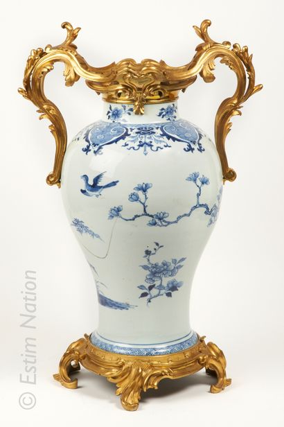 CHINE - Epoque QIANLONG (1736 - 1795) 
Pair of porcelain baluster pots with blue...