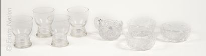 VERRERIE - ARTS DE LA TABLE Serving part of glasses with engraved decoration of garlands...