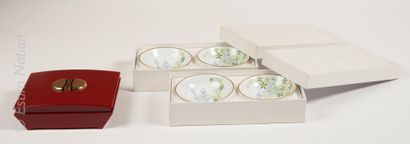 VAN CLEEF & ARPELS Dans des coffrets, deux paires de coupelles en porcelaine à décor...