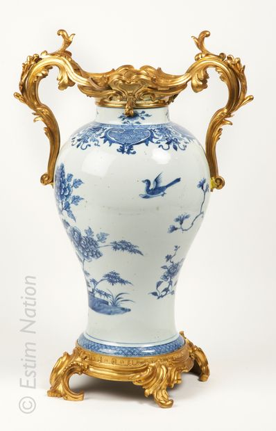 CHINE - Epoque QIANLONG (1736 - 1795) 
Pair of porcelain baluster pots with blue...