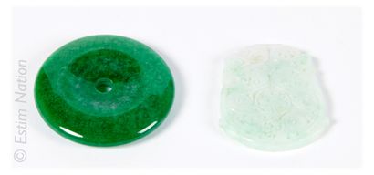 CHINE CHINE, XXe siècle



Petit disque Bi en jadéite verte.

Diamètre : 6 cm



On...