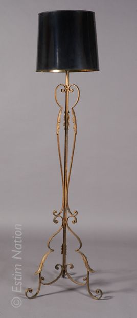 Luminaire 
Wrought-iron floor lamp with a golden patina, the shaft decorated with...