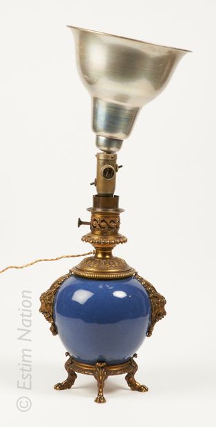 ARTS DECORATIFS DU XIXE SIECLE Vase boule en porcelaine à fond bleu poudré, à monture...