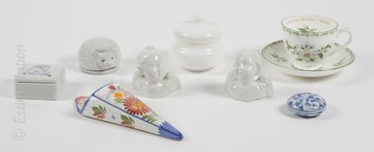 CERAMIQUE Set of trinkets comprising : 

- a porcelain cup and saucer with a jasmine...