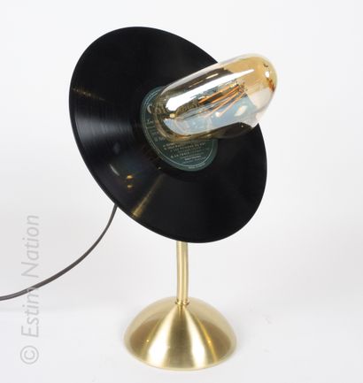 Design contemporain Lampe à poser en métal doré, la tulipe formée d'un disque vinyle...