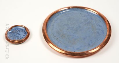 PIERREFONDS Deux soucoupes en céramique émaillée bleu nuancé cerclées de cuivre

Signées,...