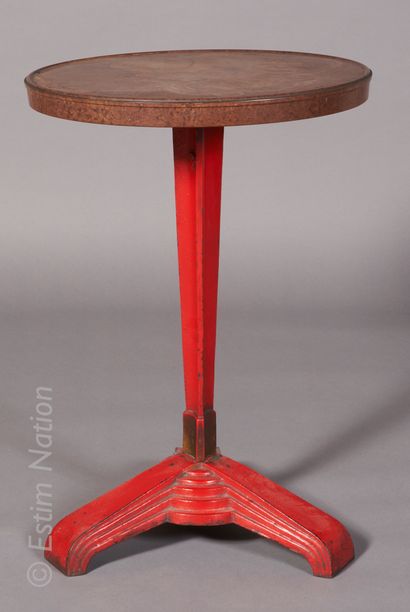 Table bistrot 
Bistro table with brown bakelite top, resting on a tripod base with...