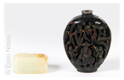 CHINE CHINA, 20th century



Snuffbox made of bone with a dark patina, decorated...