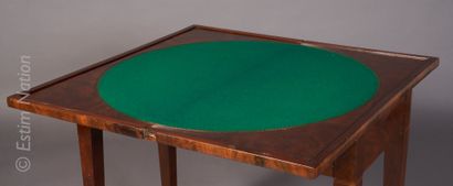 MOBILIER ANCIEN 
Table à jeux en acajou et placage d'acajou à décor de filets de...