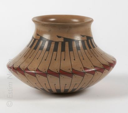 POTERIE MATA ORTIZ Vase à corps aplati en terre cuite à décor stylisé en rouge et...