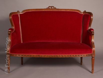 MOBILIER ANCIEN 
Moulded and carved natural wood winged sofa with a backrest decorated...
