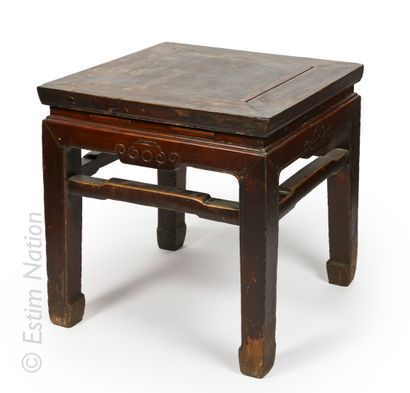 ASIE Table basse en bois teinté à plateau carré, la ceinture à décor gravé d'enroulement...
