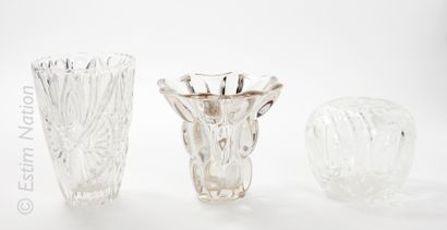 VERRERIE Ensemble comprenant : 

- Vase corolle en verre pressé et moulé à décor...