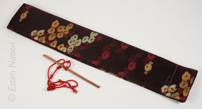TEXTILES OBI

Ceinture de Kimono en brocart irisé à décor de branches fleuries.

Moderne



Longueur...