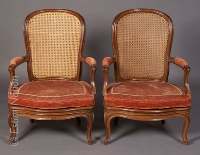 MOBILIER ANCIEN 
Pair of convertible armchairs in moulded and carved walnut. The...
