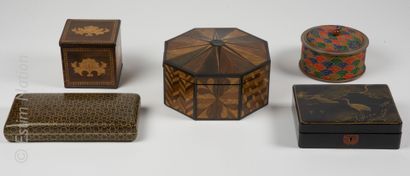 Coffrets et boîtes Charmant coffret octogonal en bois marqueté le couvercle à décor...