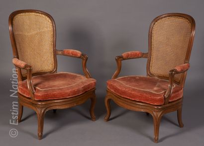 MOBILIER ANCIEN 
Pair of convertible armchairs in moulded and carved walnut. The...