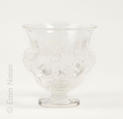 LALIQUE Vase 'Dampierre' en cristal moulé pressé à décor sablé de moineaux

Signature...