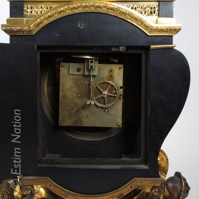 Henri DASSON (1825-1896) Cartel à poser en marqueterie dite Boulle à décor de laiton...