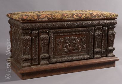 MOBILIER ANCIEN 
Chest in natural wood richly carved with friezes, foliage and palmettes,...