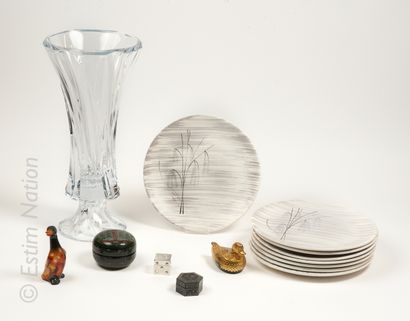 DIVERS Vase en verre à bords godronnés sur une base piédouche 

( Hauteur : 40 cm...