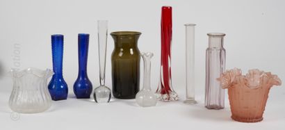 VERRERIE Ensemble de verrerie comprenant : 

- Deux vases corbeille en verre moulé...