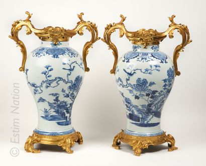 CHINE - Epoque QIANLONG (1736 - 1795) Paire de potiches balustres en porcelaine à...