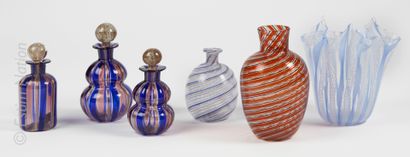 VERRERIE - MURANO Blown glass assembly comprising : 

- A suite of three bottles...