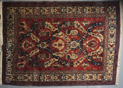 TAPIS KILIM ARMENIE Kilim carpet with red background decorated with beige and blue...