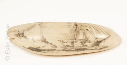 MARINE Petit scrimshaw en ivoire marin, gravé d'un voilier longeant un phare et annoté...